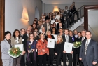 Die Preisträger des Wettbewerbs „Kulturelle Vielfalt am Arbeitsplatz“. Fast 100 Unternehmen und öffentliche Einrichtungen hatten Wettbewerbsbeiträge eingereicht. Die Gewinner wurden von einer Expertenjury ermittelt. Die Staatsministerin und Beauftragte der Bundesregierung für Migration, Flüchtlinge und Integration, Prof. Dr. Maria Böhmer (vorn Mitte) kürte die Preisträger am 09.12.2008 in Frankfurt.